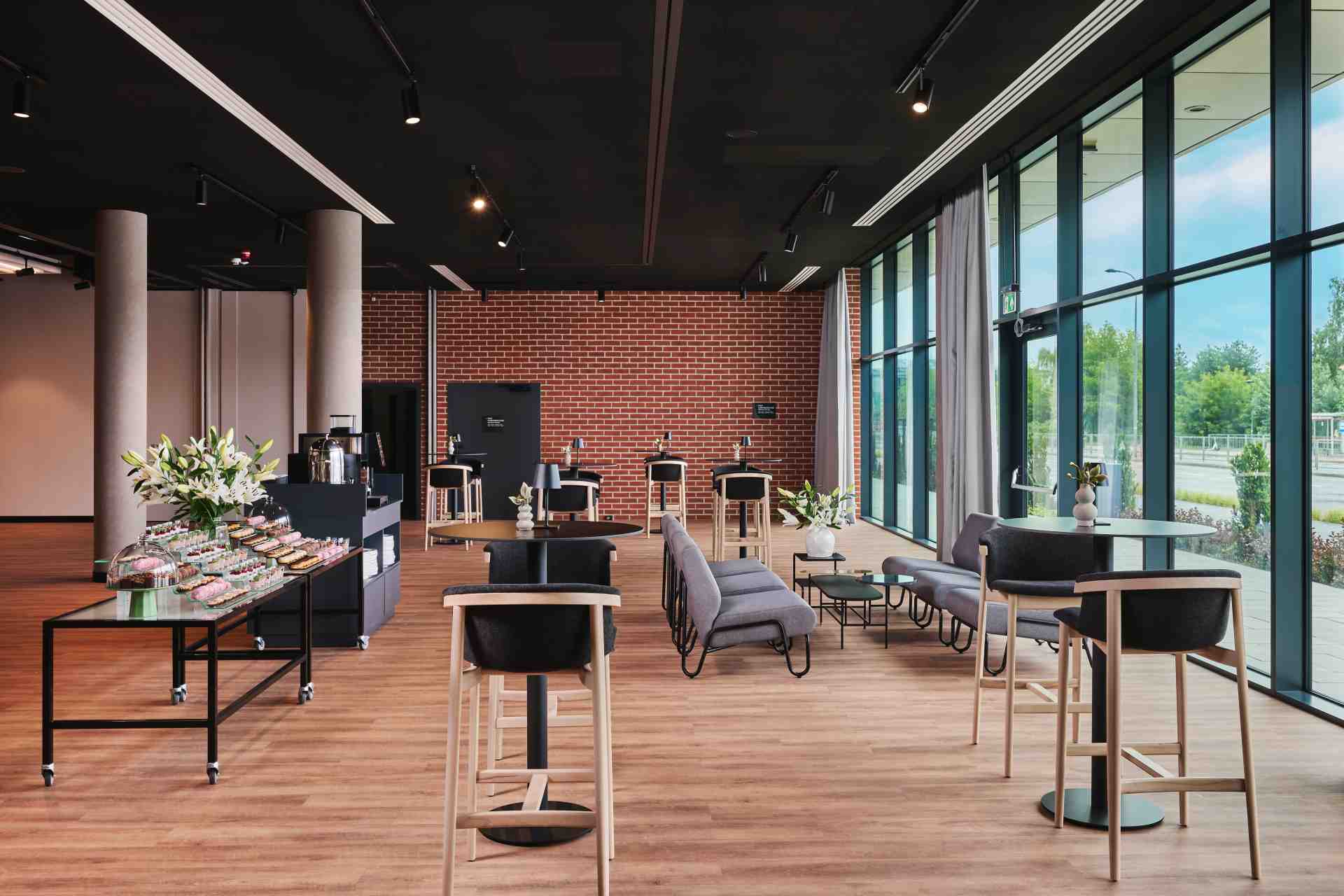 Campanile PRIME Warsaw Airport i Premiere Classe Warsaw Airport sala i foyer