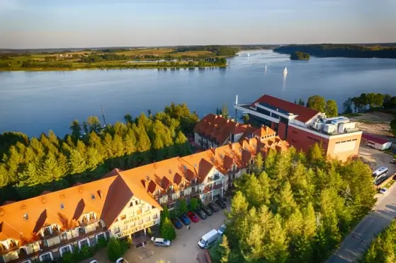 Hotel Robert's Port Lake Resort w Mikołajkach z lotu ptaka